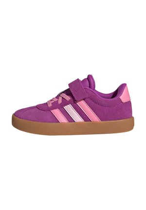 Sneaker viola in suede con accenti rosa. Presenta una chiusura a strappo, lacci e tre strisce bianche. Suola in gomma con un motivo testurizzato.