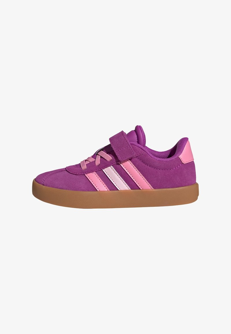 Sneaker viola in suede con accenti rosa. Presenta una chiusura a strappo, lacci e tre strisce bianche. Suola in gomma con un motivo testurizzato.