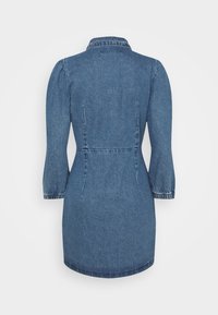 Denimové šaty ve středně modré barvě s límečkem, 3/4 balónovými rukávy, vypasovaným pasem a rovného lemu. Zadní strana má jemné švy.