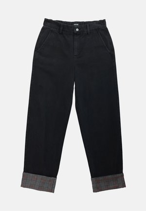 Schwarze Hose mit geradem Bein und umgeschlagenen Säumen, die ein graurot kariertes Innenfutter zeigen, Knopfverschluss und Seitentaschen.