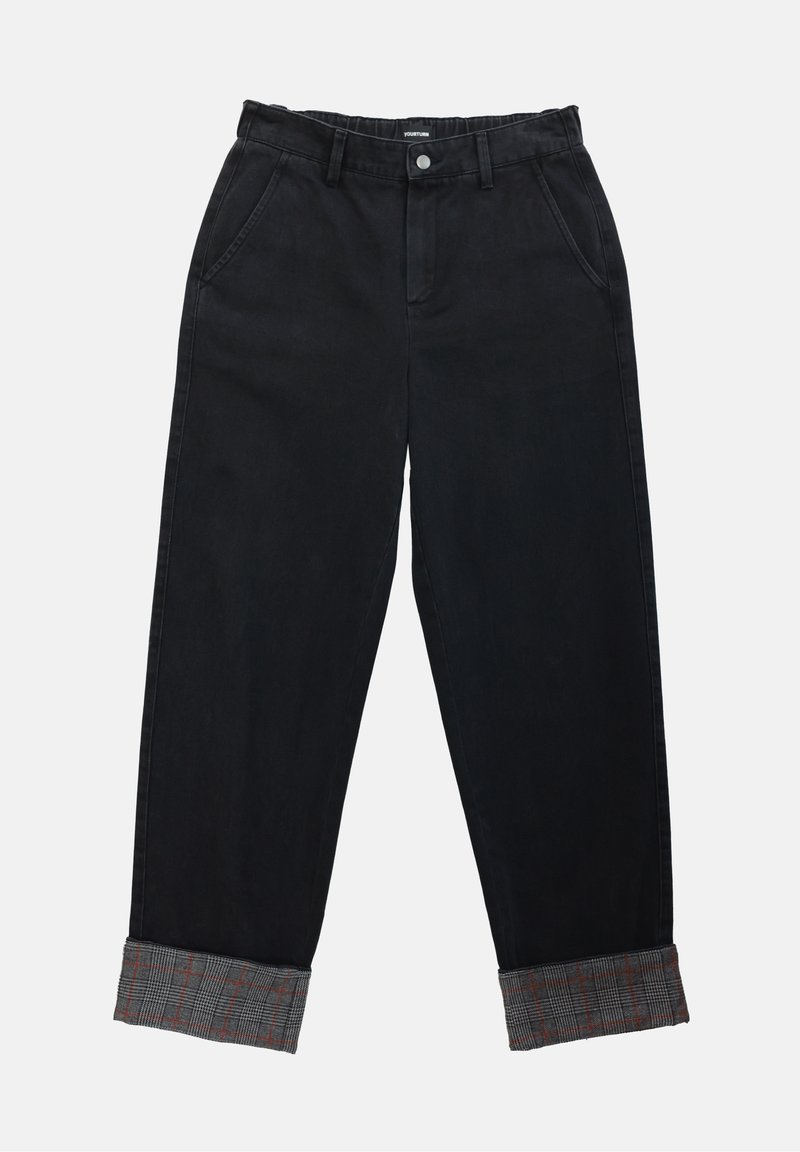 Pantalon noir droit avec ourlets retroussés dévoilant une doublure à carreaux gris et rouge, fermeture à boutons et poches latérales.