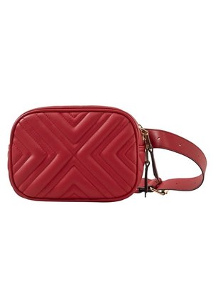 Rote gesteppte Leder-Gürteltasche mit verstellbarem Riemen und goldfarbenem Reißverschluss, zum freihändigen Tragen.