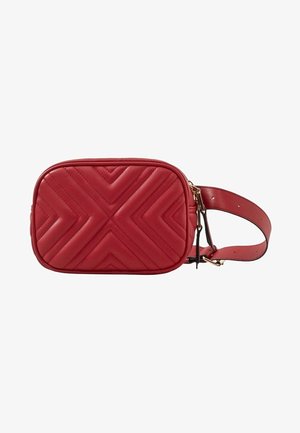 Rote gesteppte Leder-Gürteltasche mit verstellbarem Riemen und goldfarbenem Reißverschluss, zum freihändigen Tragen.