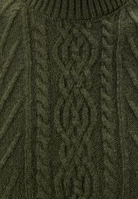 Suéter de punto verde oliva con un diseño de cable texturizado y cuello acanalado. Fabricado en lana o material cálido similar.