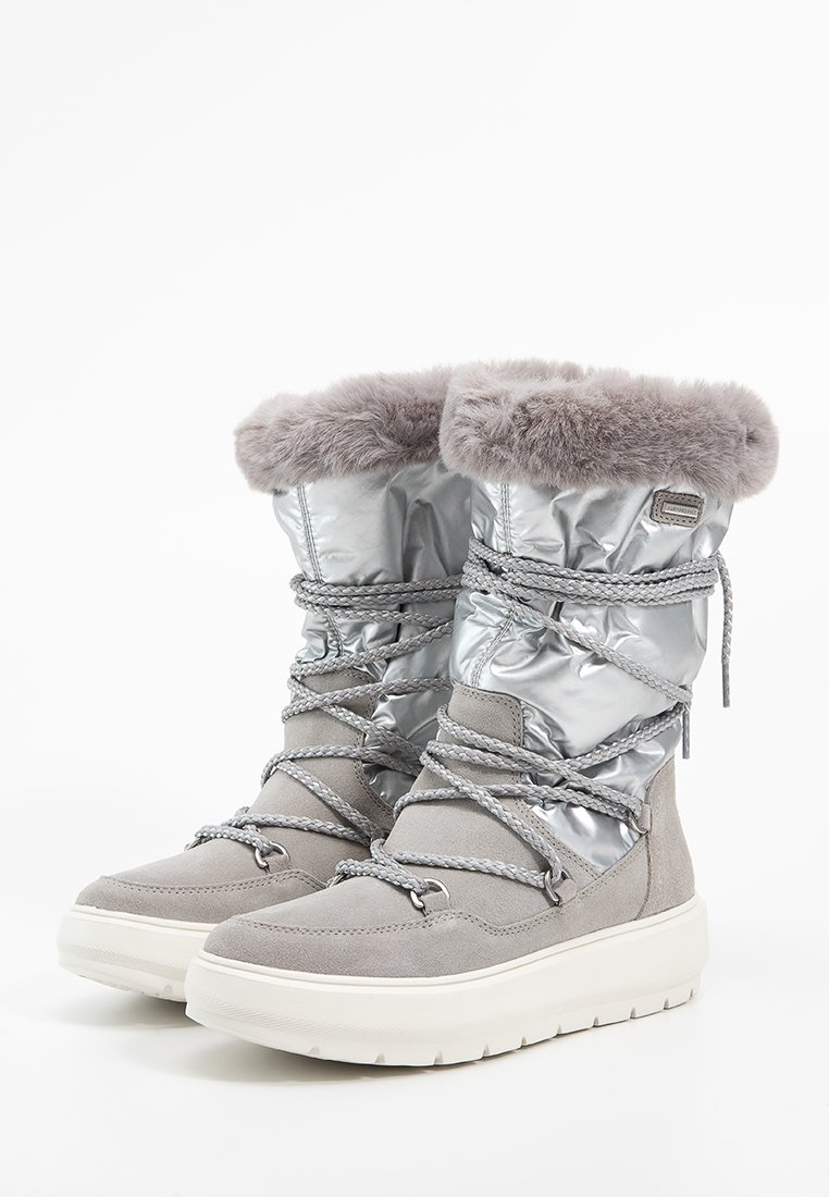 Graue Suede- und glänzende metallische silberne Stiefeloberteile mit Kunstfellbesatz, dekorativen Schnürsenkeln und einer dicken weißen Sohle.