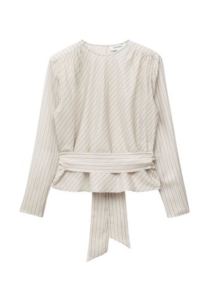 Blouse beige à manches longues avec fines rayures diagonales, encolure ronde, et ceinture nouée attachée à la taille qui s'étend sous l'ourlet.