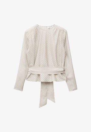 Blouse beige à manches longues avec fines rayures diagonales, encolure ronde, et ceinture nouée attachée à la taille qui s'étend sous l'ourlet.