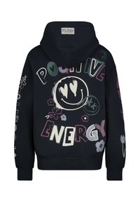 Marineblauwe hooded sweater met een grafisch ontwerp op de achterkant met de tekst "Positive Energy", een smiley en bloemmotieven. Gemaakt van een zachte katoenmengeling.