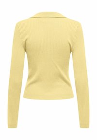 Pull en tricot côtelé jaune au design ajusté, à manches longues et avec un col classique. Texture douce et lignes épurées.