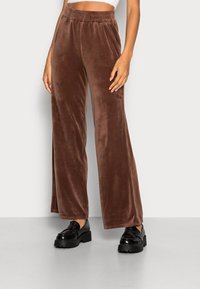 Hollister Co. WIDE LEG - Calças de fato de treino - camel
