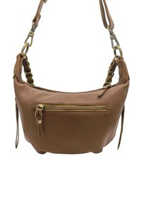 Sac à main en cuir marron avec une forme courbée, comportant une poche zippée à l'avant, des accentuations de bandoulière tressée et des détails en métal doré.