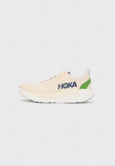 HOKA ARAHI 8