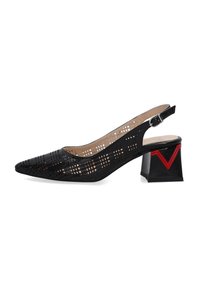 Černé slingback lodičky s perforovaným designem, špičatou špičkou a blokovým podpatkem s červeným akcentem ve tvaru V. Hladké vnitřní podšívkování.