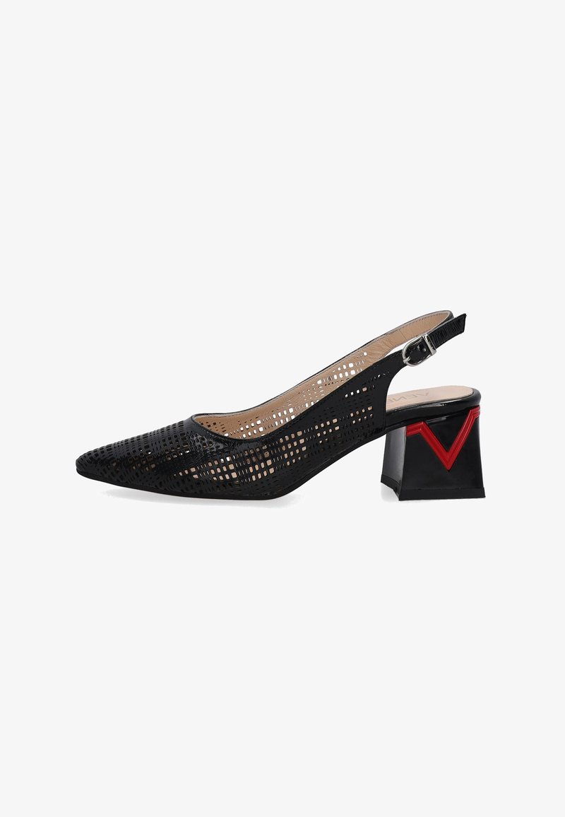 Černé slingback lodičky s perforovaným designem, špičatou špičkou a blokovým podpatkem s červeným akcentem ve tvaru V. Hladké vnitřní podšívkování.