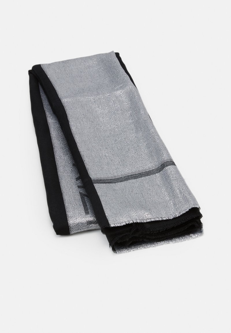 Écharpe rectangulaire pliée avec un centre en tissu argenté brillant et une bordure unie noire sur fond blanc.