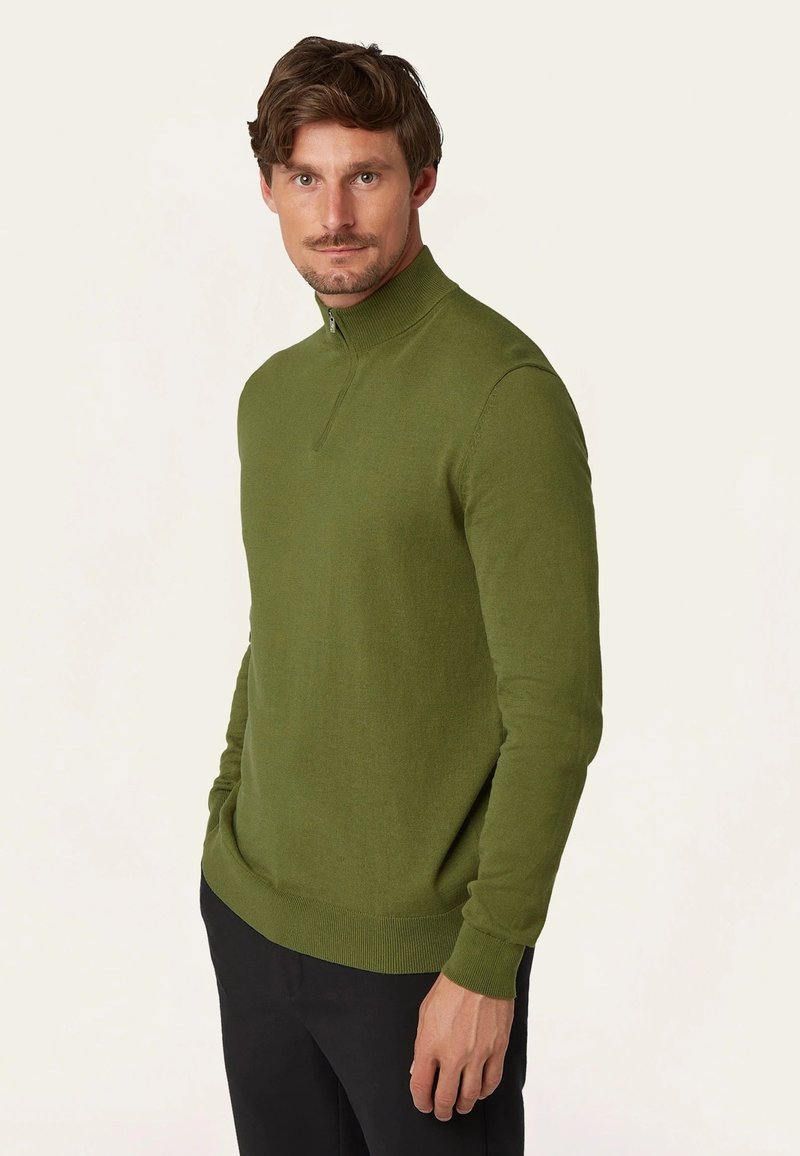 Groene zip-neck trui van zacht materiaal, met een aansluitende pasvorm, lange mouwen en geribde onderrand en manches.