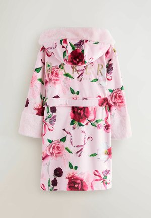 Růžový květinový župan s měkkým umělým kožíškem na okrajích, s kapucí, vázáním na pasu a zlatým nápisem. Látka zobrazuje živé vzory růží a akcenty.