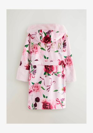 Ružový kvetinový župan s jemným umelým kožuchom, so kapucňou, viazaním v páse a zlatým nápisom. Tkanina zobrazuje živé vzory ruží a akcenty.