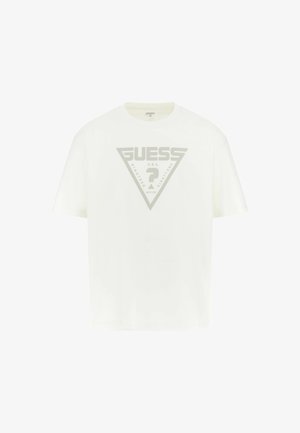 Biała bawełniana koszulka z dużą szaro-trójkątną grafiką z napisem "GUESS", "U.S.A." oraz "NINETEEN EIGHTY-ONE". Krótkie rękawy, okrągły dekolt.