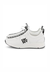 Baskets de sport blanches avec des accents et un logo noirs, dotées d'un design à enfiler et d'une semelle texturée. Les lacets sont intégrés dans la tige.