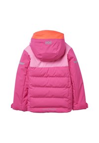 Roze pufferjack met een capuchon, contrasterende oranje accenten, reflecterende zilveren details en een horizontaal gewatteerde textuur. Merklogo op de achterkant.