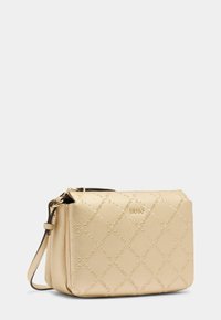Borsa a spalla in tessuto oro con chiusura a zip, caratterizzata da un motivo a logo embossato, tracolla regolabile e forma rettangolare.