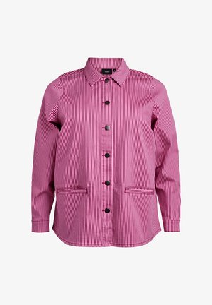 Ružovo-biele pruhované košeľové tričko s golierom, dlhými rukávmi, dvoma prednými vreckami a čiernymi gombíkmi. Hladká textúra, neformálny dizajn.