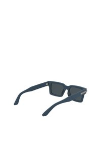 Para prostokątnych okularów przeciwsłonecznych z ciemnoniebieską ramką, ciemnymi soczewkami oraz eleganckimi, prostymi zausznikami z subtelnym metalowym akcentem.