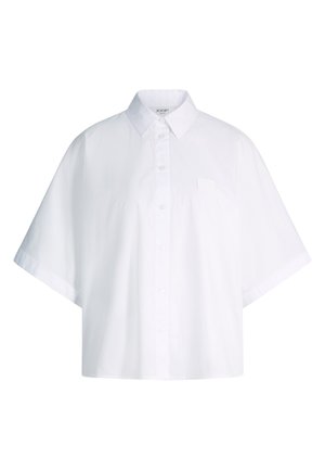 Wit overhemd met korte mouwen en knopen, met wijde mouwen, een klein borstzakje en een klassieke kraag, weergegeven tegen een effen achtergrond.