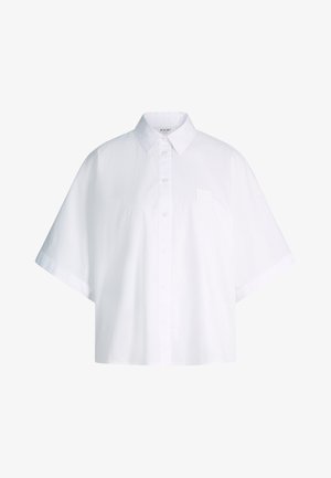 Wit overhemd met korte mouwen en knopen, met wijde mouwen, een klein borstzakje en een klassieke kraag, weergegeven tegen een effen achtergrond.