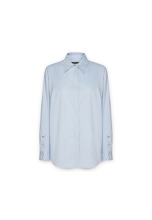 Camisa de manga larga azul clara con cuello puntiagudo, cierre frontal de botones y puños abotonados. Tela suave con un diseño neutro.
