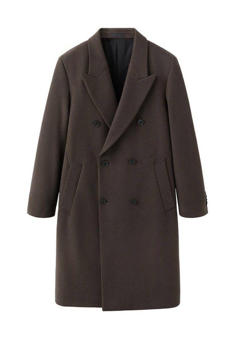 Cappotto doppiopetto in lana marrone con ampio revers, due tasche laterali e bottoni neri. Tessuto liscio con silhouette sartoriale.