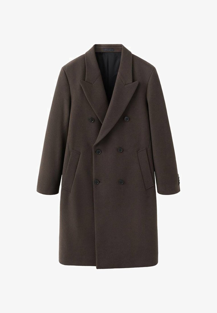 Cappotto doppiopetto in lana marrone con ampio revers, due tasche laterali e bottoni neri. Tessuto liscio con silhouette sartoriale.