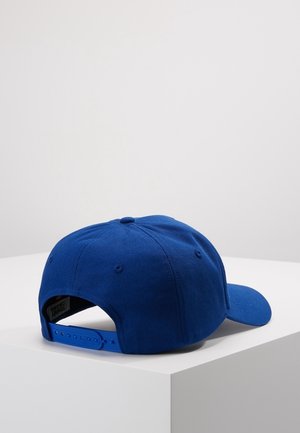 Casquette de baseball snapback bleue réglable positionnée sur une surface blanche avec l'arrière et le côté visibles.