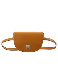 Brązowa skórzana nerka z zaokrągloną klapką, srebrnym zatrzaskiem i regulowanymi paskami. Gładka faktura, czyste krawędzie i minimalistyczny design.