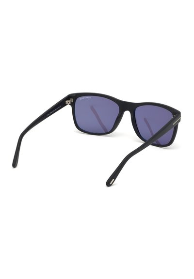 Occhiali da sole neri con lenti viola. Design elegante e rettangolare, finitura opaca e accentuazioni in metallo sulle tempie. Montatura in plastica leggera.