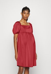 Vestido de cetim vermelho com decote quadrado e mangas bufantes. Corte normal com uma silhueta fluida e detalhes franzidos na cintura.