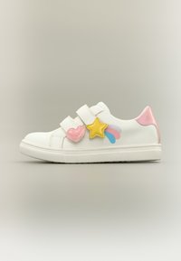 Λευκά αθλητικά παπούτσια με δύο λουράκια Velcro, ροζ λεπτομέρειες και διακοσμήσεις που περιλαμβάνουν ένα κίτρινο αστέρι, μια ροζ καρδιά και ένα σχέδιο με ουράνιο τόξο.