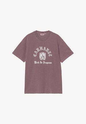 Fioletowa koszulka Carhartt z krótkim rękawem, z białym tekstem "Carhartt" w stylu starej angielskiej czcionki nad herbem oraz napisem "Work In Progress" poniżej, na przodzie.