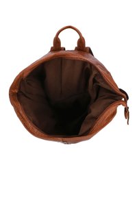 Sac à dos en cuir marron avec une surface texturée, poignées supérieures et un intérieur en tissu marron spacieux. Dispose d'une poche zippée intérieure.