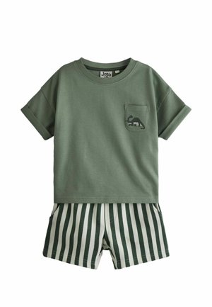 Tricou verde din bumbac cu mâneci scurte și buzunar cu design cu dinozaur, asortat cu pantaloni scurți dungati verde și alb.