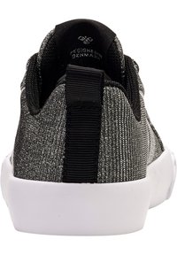 Schwarze und silberne Sneaker mit einer strukturierten, glitzernden Oberseite, weißer Gummisohle und einem schwarzen Fersenpatch für ein einfaches Anziehen.