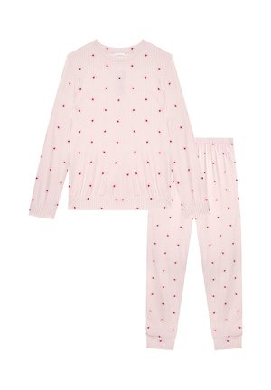 Roze top met lange mouwen en broek met een klein rood hartjespatroon, gemaakt van zachte stof, ontworpen als bijpassende pyjama's.