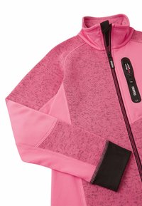 Fleecejacke in Pink mit strukturiertem Muster, hohem Kragen und Reißverschlusstasche. Mit kontrastierenden schwarzen Bündchen und Nähdetails.