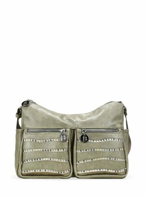 Bolso de hombro de cuero beige con dos bolsillos delanteros con cremallera, rayas horizontales tachonadas y un pequeño logo de la marca "BOSANOVA" en la parte superior central.