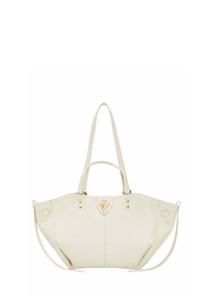 Borsa tote in pelle color crema con doppi manici, tracolla removibile e dettaglio logo triangolare oro al centro davanti.