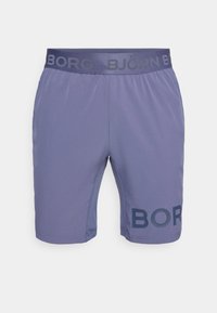 Fialové športové šortky s hladkou textúrou, s tmavým pásom s brandingom "BJÖRN BORG" a logom na spodnej strane.