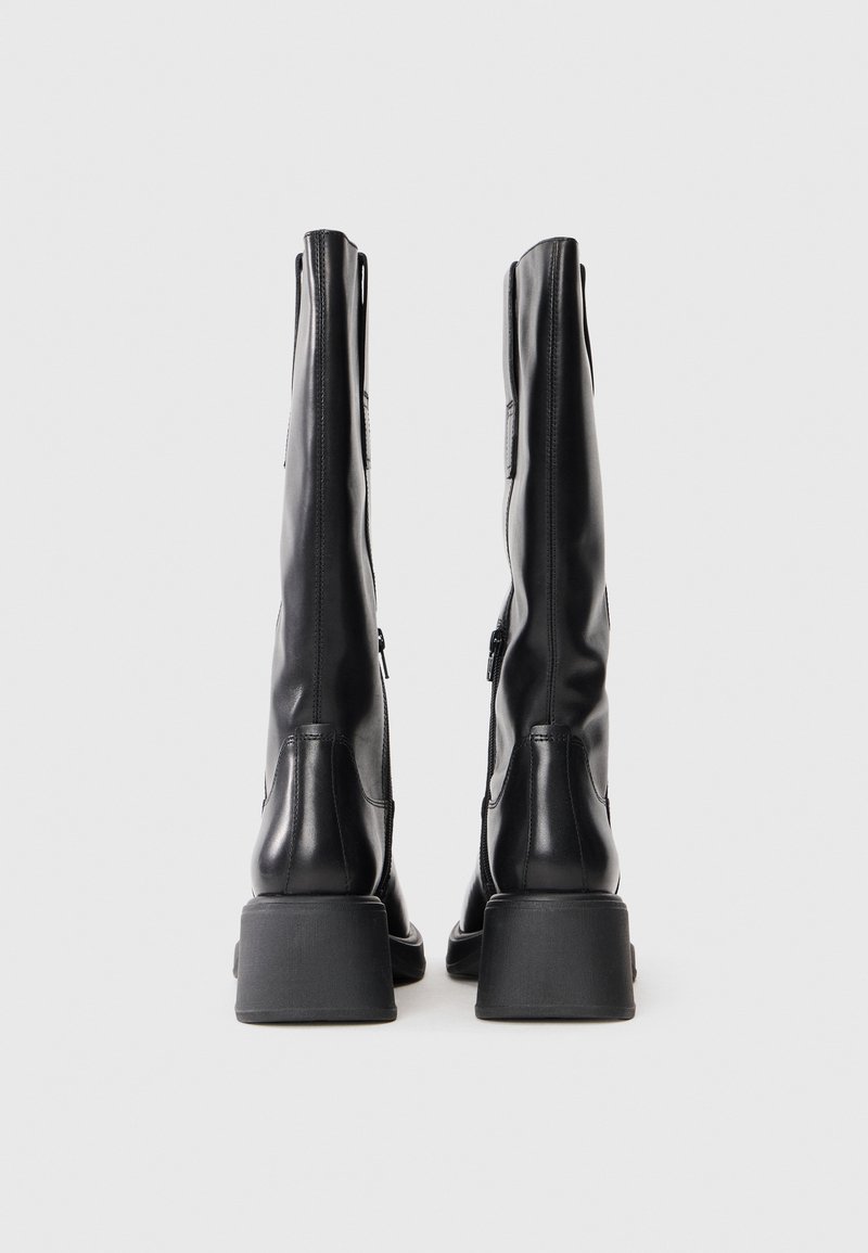 Schwarze kniehohe Stiefel aus glattem Leder mit einem rechteckigen Blockabsatz, seitlichen Reißverschlüssen und minimalistischen Nahtdetails.