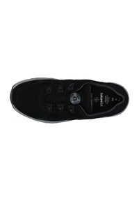 Schwarzer Sportschuh mit einem Obermaterial aus Mesh, schnürfreien Design mit einem Zugverschluss und einer gepolsterten Sohle für Komfort.