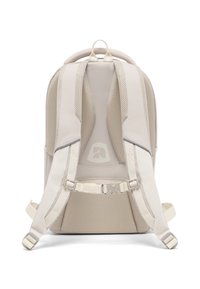 Rucsac bej deschis cu panou din plasă pe spate, curele căptușite și catarame reglabile. Include detalii cu logo și o textură a țesăturii netedă.